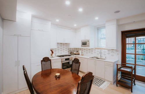 Downtown Vancouver Apartment | A Gentle Hideaway in the Urban Forest｜WEST END downtown Vancouver