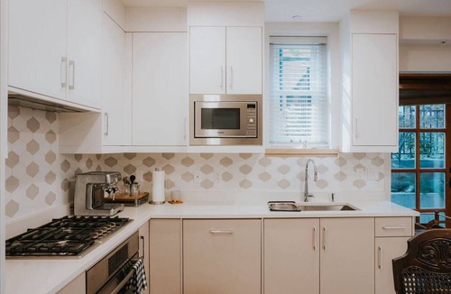 Downtown Vancouver Apartment | A Gentle Hideaway in the Urban Forest｜WEST END downtown Vancouver