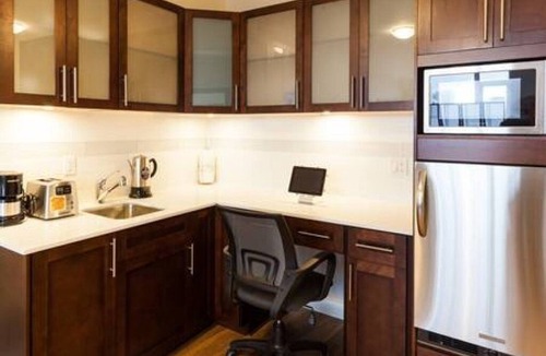 Richmond City Centre Apartment | A Modern Bachelor Suite