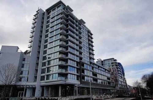 Richmond City Centre Apartment | A Modern Bachelor Suite
