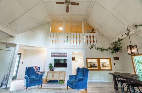 Yellow Point House | A One-of-a-Kind Rural Stay on Covered Wagon Trail (with EV Charging)