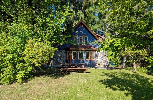 Yellow Point House | A One-of-a-Kind Rural Stay on Covered Wagon Trail (with EV Charging)