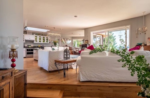 Halfmoon Bay House | A's on the Bay - Family Retreat