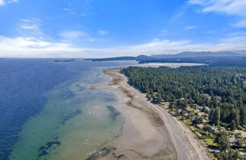 Regional District of Nanaimo House | A Seaside Summer Paradise