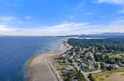 Regional District of Nanaimo House | A Seaside Summer Paradise