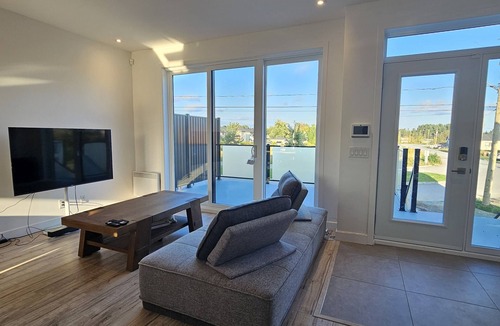Sherbrooke House | A Symphony of Style & Luxury: Dive into Our Elite Townhouse!