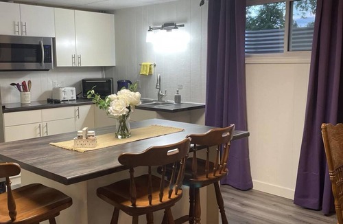 Leduc House | A Touch of Country Guest Suite - 2 Bedroom - Close to the airport!