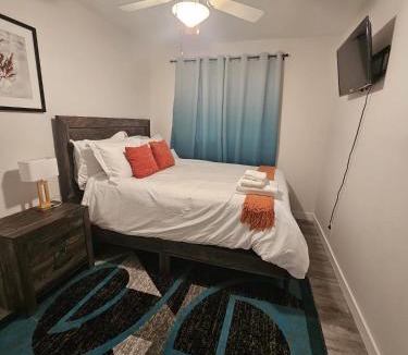 Jasper Place House | Aansel Suites QUEEN ROOM