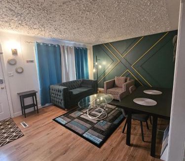 Jasper Place House | Aansel Suites QUEEN ROOM