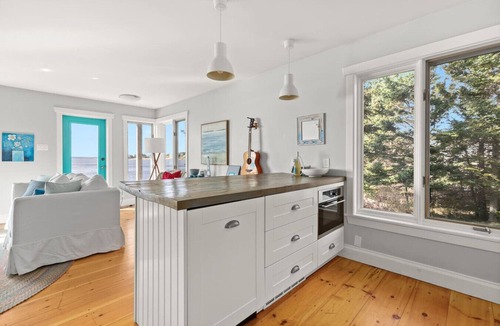 Ingramport Cottage | Abby's Beach House - Ocean and lakefront Cottage