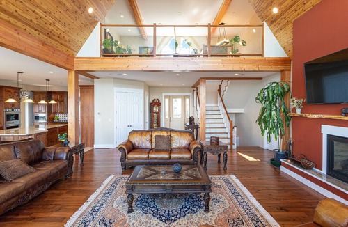 Malahat House | 'Above It All' a spacious sundrenched house with expansive deck and Epic views.