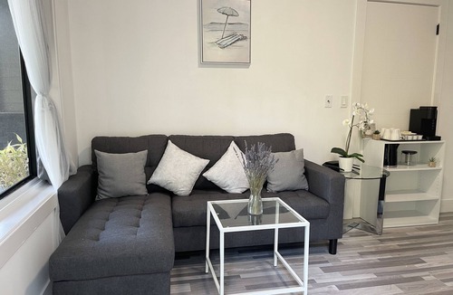 Mission House | AC one bedroom unit in a quiet neighborhood
