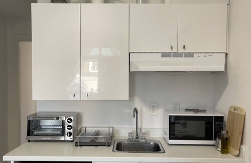 Mission House | AC one bedroom unit in a quiet neighborhood