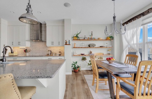 Cochrane House | AC | River & Mountains Views | Backyard | BBQ | Wet BAR | Movie Room | Fireplace