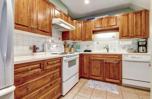 Blackcomb Condo | Acer Vacations | Clean & Cozy Slopeside 2 Bedroom | Free Parking & WIFI | Free Shuttle | Wintergreen