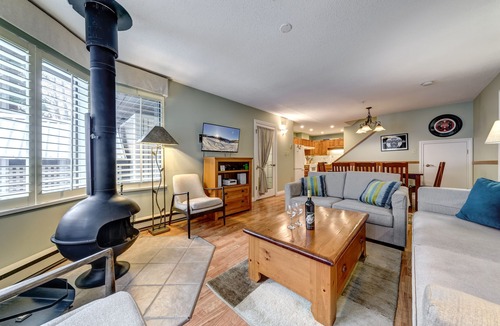 Blackcomb Condo | Acer Vacations | Clean & Cozy Slopeside 2 Bedroom | Free Parking & WIFI | Free Shuttle | Wintergreen