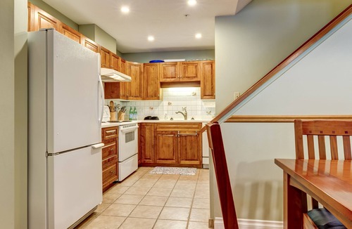 Blackcomb Condo | Acer Vacations | Clean & Cozy Slopeside 2 Bedroom | Free Parking & WIFI | Free Shuttle | Wintergreen