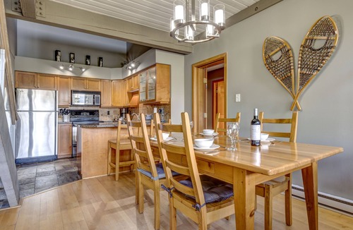 Upper Village Condo | Acer Vacations | Clean Luxury 2 Bed & Loft | Pool & Hot Tub | A/C & W/D | Wifi | Greystone Lodge