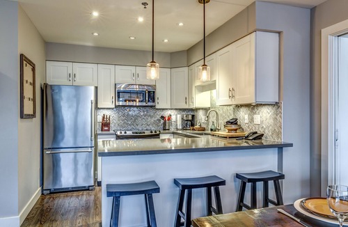 Upper Village Condo | Acer Vacations | Clean Luxury 2 Bedroom Ski-In/Out Condo | W/D | A/C | Wifi | Pool | Greystone Lodge
