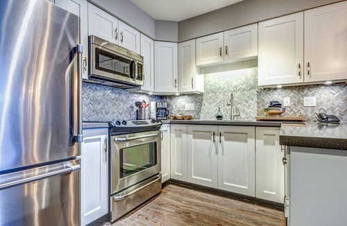 Upper Village Condo | Acer Vacations | Clean Luxury 2 Bedroom Ski-In/Out Condo | W/D | A/C | Wifi | Pool | Greystone Lodge
