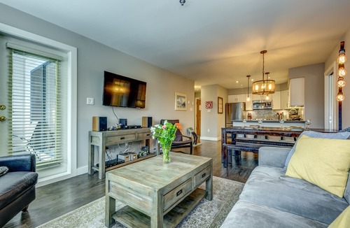 Upper Village Condo | Acer Vacations | Clean Luxury 2 Bedroom Ski-In/Out Condo | W/D | A/C | Wifi | Pool | Greystone Lodge