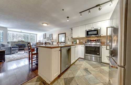 Upper Village Condo | Acer Vacations | Large 2 Bedroom | Ski-in/Out | Hot Tub | Pool | W/D | Wifi | Greystone Lodge