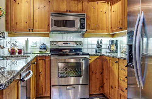 Upper Village Condo | Acer Vacations | Slopeside 4 Bed 3 Bath with Private Hot Tub | Sleeps 9 | Free Wifi | Mountain Star