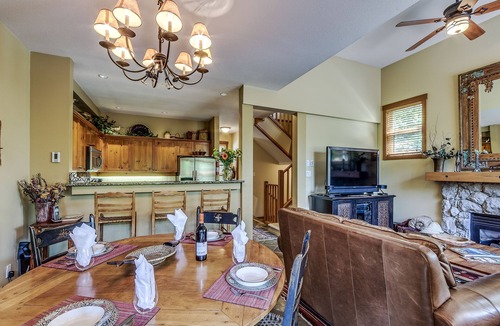 Upper Village Condo | Acer Vacations | Slopeside 4 Bed 3 Bath with Private Hot Tub | Sleeps 9 | Free Wifi | Mountain Star