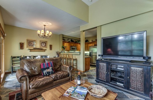 Upper Village Condo | Acer Vacations | Slopeside 4 Bed 3 Bath with Private Hot Tub | Sleeps 9 | Free Wifi | Mountain Star