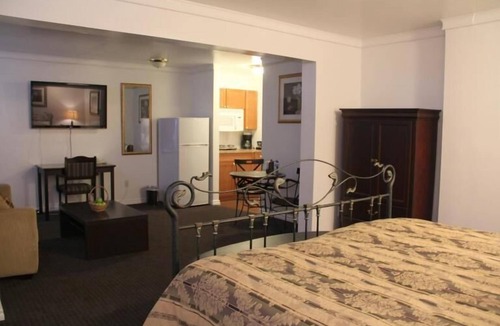 Grande Cache Hotel | Acorn Motel