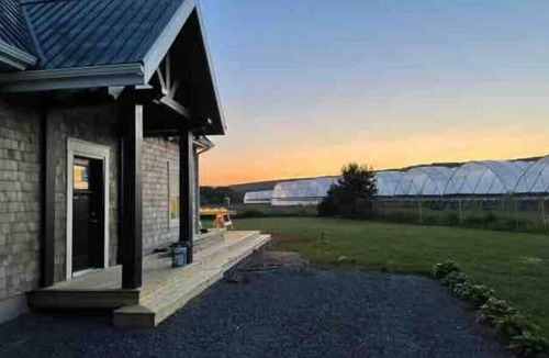 Kings County House | "Across the Way" 3-Bedroom Country Homen