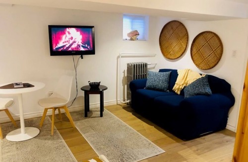 Oakwood Village House | Adorable house with WiFi in vibrant Toronto