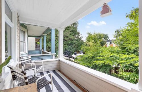 Kitsilano House | Adorable Kits Home with Balcony and Garden Retreat