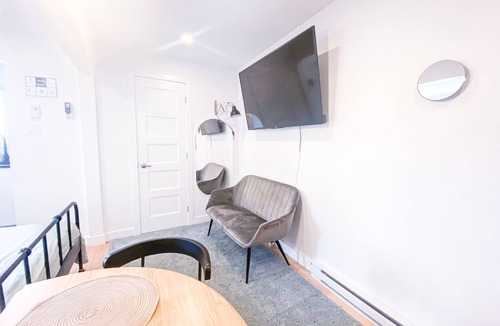 Gay Village Apartment | Adorable One Bed Apt 96% Walking Score in Downtown Close to Metro