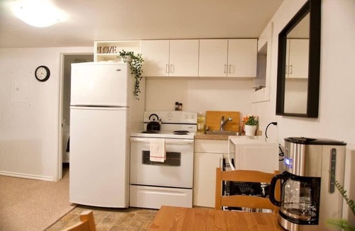 Moose Jaw Apartment | Affordable Cozy Suite, Parking, 4k Smart TV, WiFi ☕