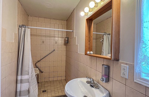 Magnetawan Cottage | Ahmic Lake Resort's 1-Bedroom Cottage w/hot tub (LOON Cottage)