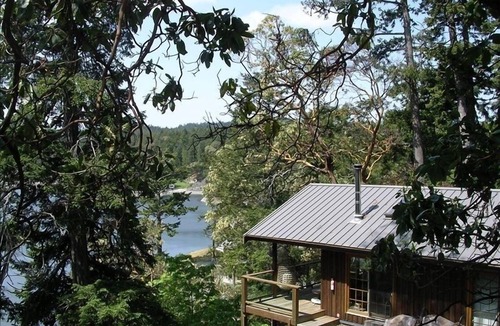Pender Island Cottage | Ainslie Point Deluxe Waterfront Cottage with Beach and Dock Access