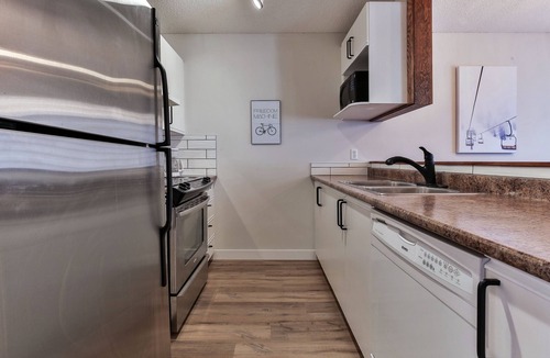 Canmore House | Air Conditioned Lady MacDonald View Townhouse - Downtown Canmore