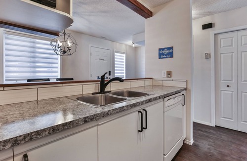 Canmore House | Air Conditioned Mount Rundle View Townhouse - Downtown Canmore