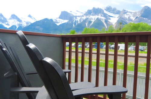 Canmore House | Air Conditioned Mount Rundle View Townhouse - Downtown Canmore