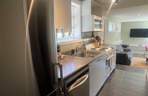 Sooke House | Air conditioned! Queen Suite Sleeps 1-4 guests with BBQ, Laundry, coffee, cream