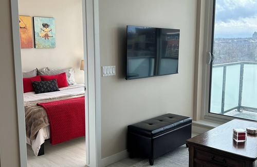 Sunnyside Condo | Air Conditioning | King Bed | U/G Parking | Easy C-Train