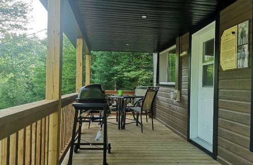 Sainte-Marguerite Ski Chalet | Alfred's Shack: Cozy chalet for 4, with BBQ, A/C, WiFi, and pet-friendly.