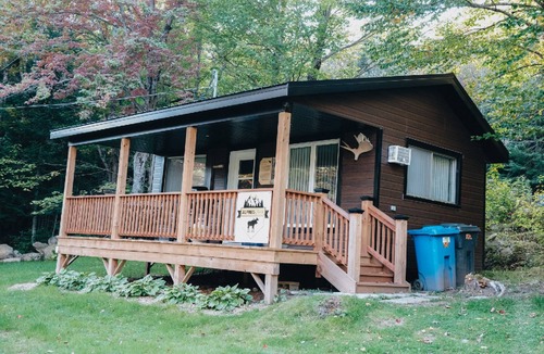 Sainte-Marguerite Ski Chalet | Alfred's Shack: Cozy chalet for 4, with BBQ, A/C, WiFi, and pet-friendly.
