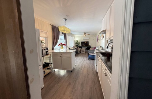 Wilberforce House | Algonquin S Lakeview 3BR H-Tub W-Stove Sandy Beach, Algonquin S Lakeview 3BR H-Tub W-Stove Sandy Bea
