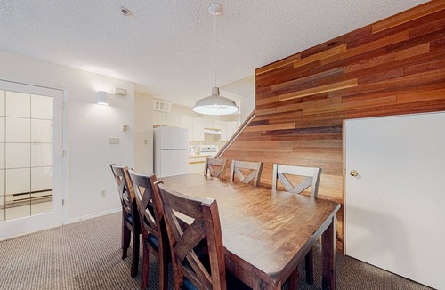 Blackcomb House | All-season townhome with ski & trail access - full kitchen & W/D