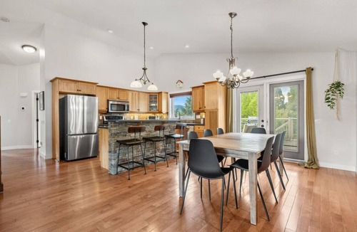 East Kootenay Apartment | Alpenglow Retreat | Fire Pit | Games Room | Pets