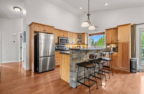 East Kootenay Apartment | Alpenglow Retreat | Fire Pit | Games Room | Pets
