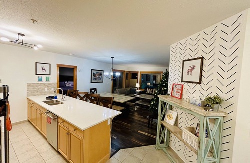 Canmore Condo | Alpine Elegance -3BR, 2BA Gem, a Stroll from Downtown Bliss