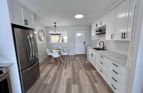 Hinton House | Alpine Escape-Completely Renovated Home, 20 minutes from Jasper Park Gates
